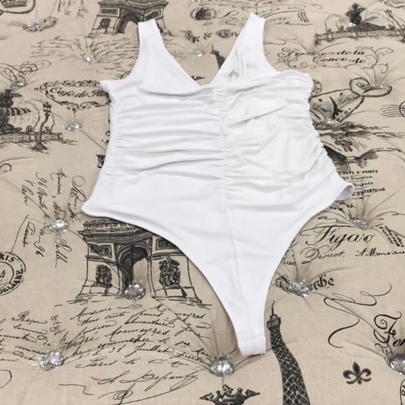 Leith Ruched V-Neck Sleeveless Thong Bodysuit - Picture 6 of 10